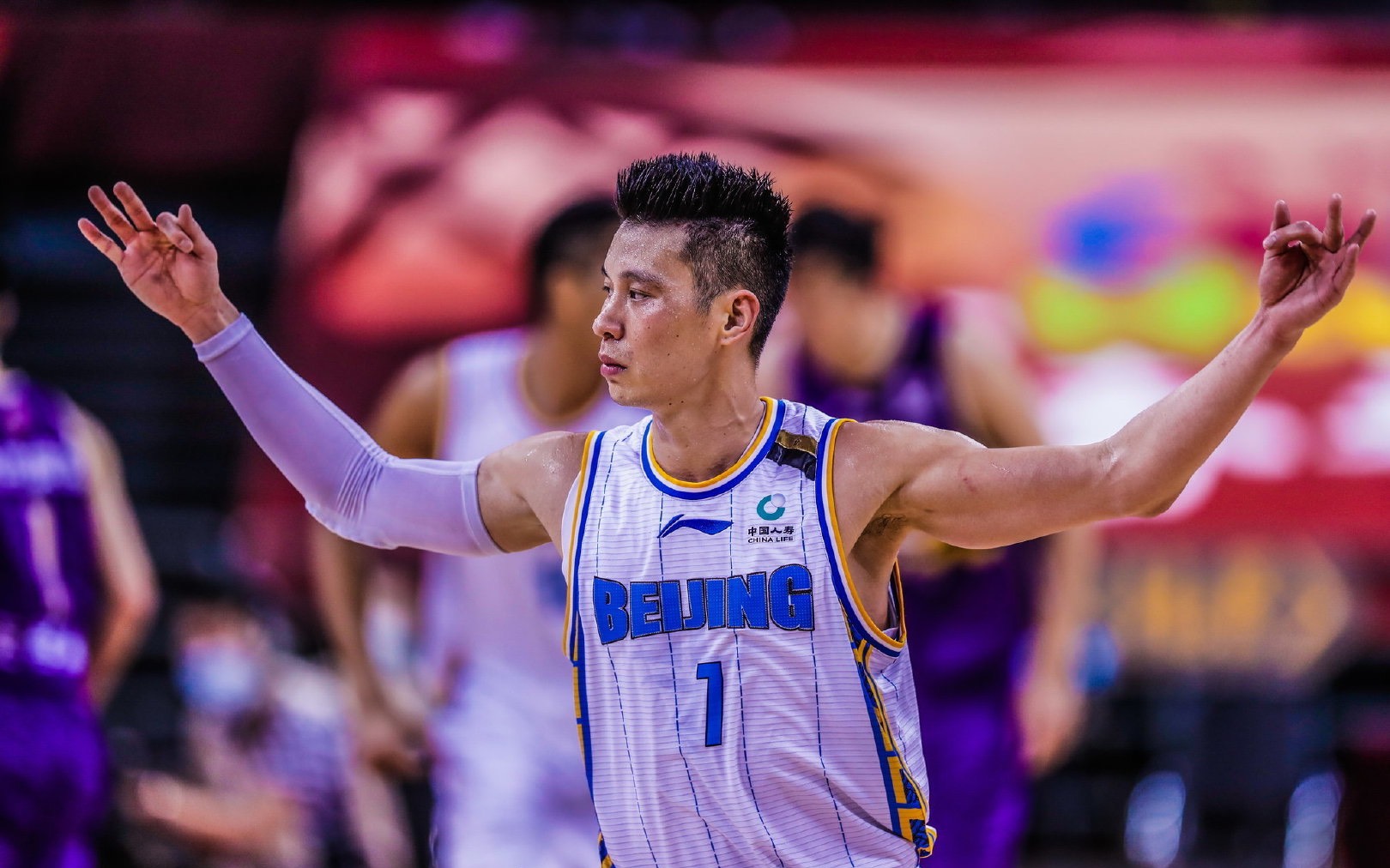 里程碑夜洛杉矶湖人官宣签约，CBA常规赛赛前刷纪录，更衣室稳定，医务组通报恢复的简单介绍